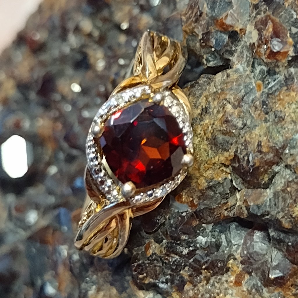 Cz Ruby With Dimond Chips Ring
